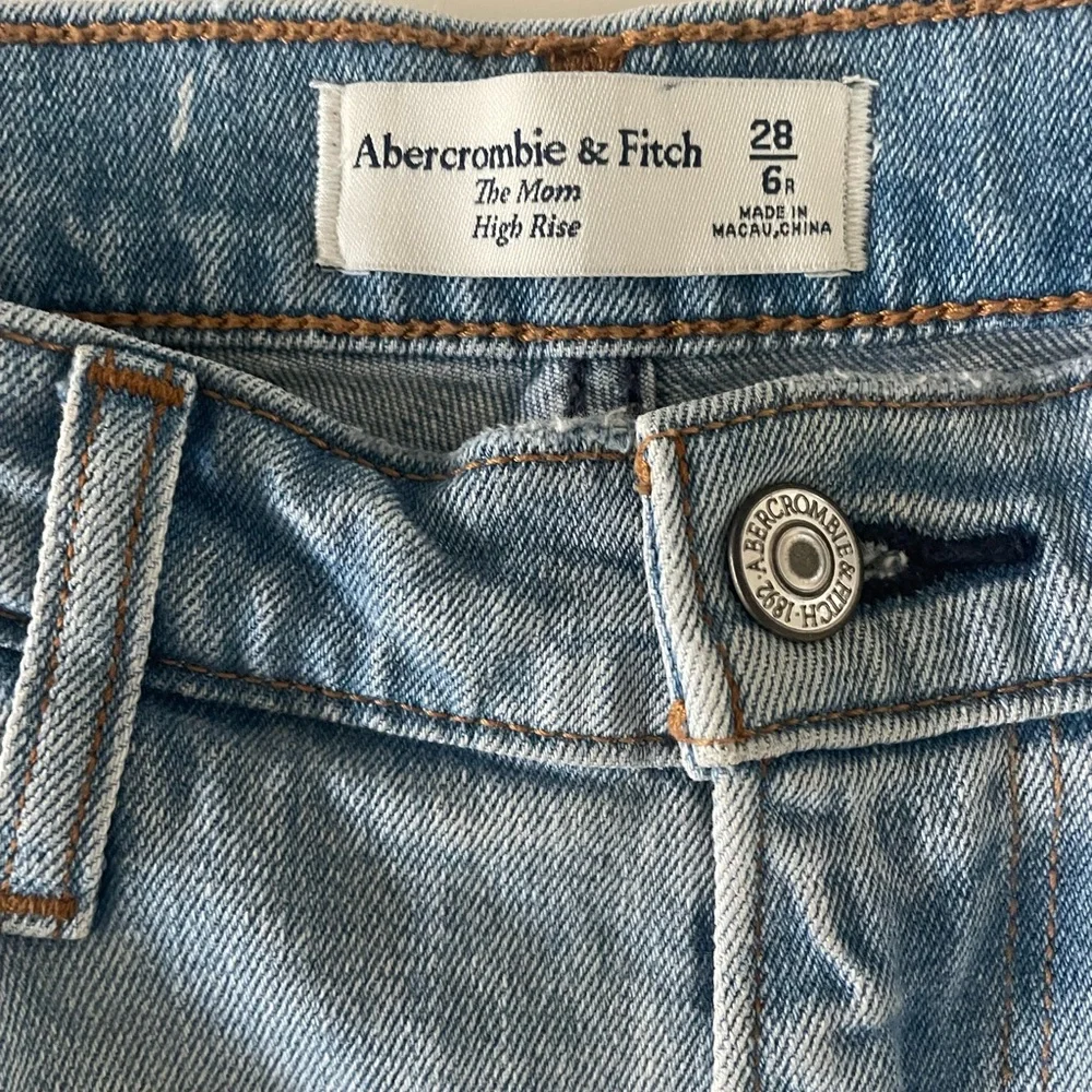 Abercrombie & Fitch Curve Love The Mom High Rise Jeans size 28/6‎